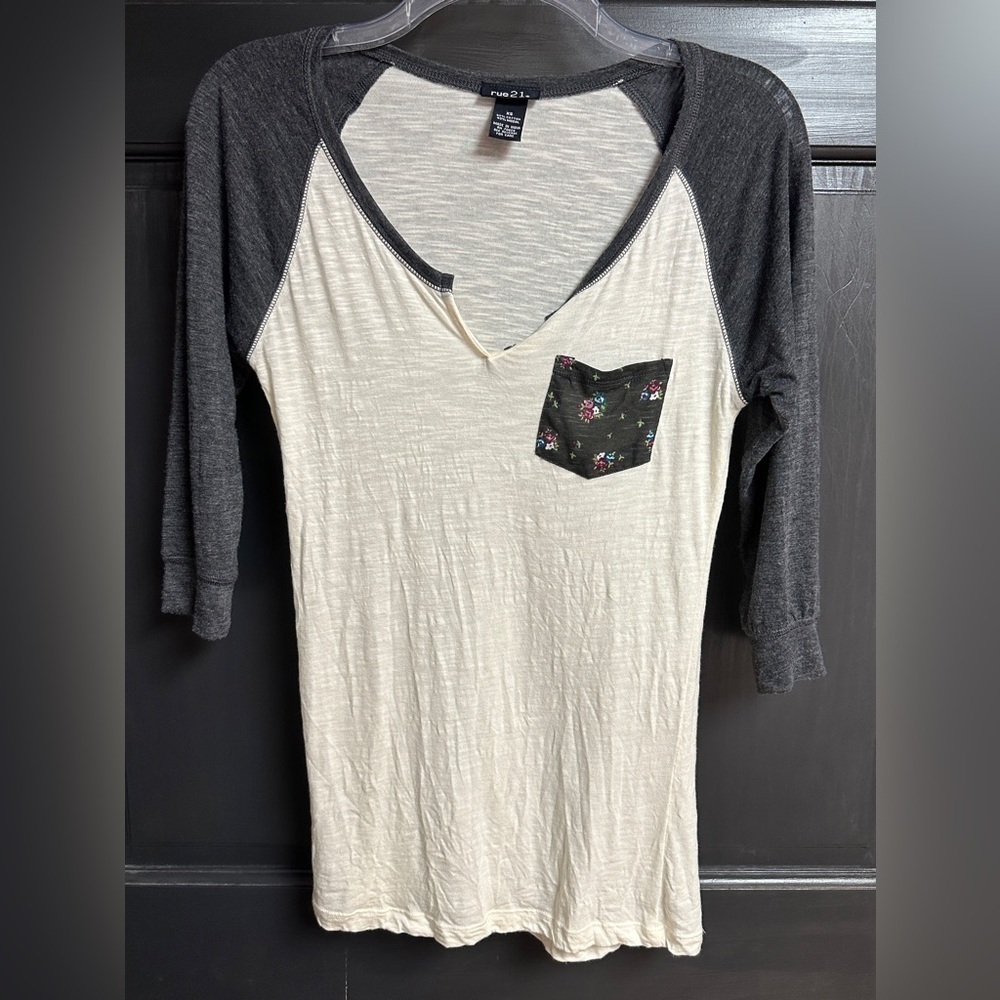 Rue 21 Gray & Ivory 3/4 Length Top Round Neck With Split V Women’s Size XS